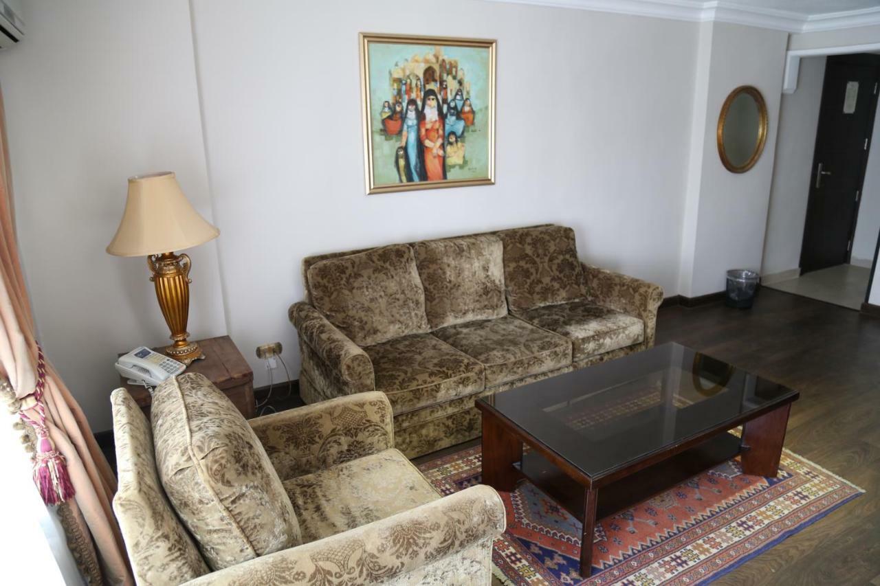 Gondola Hotel & Suites Аман Екстериор снимка