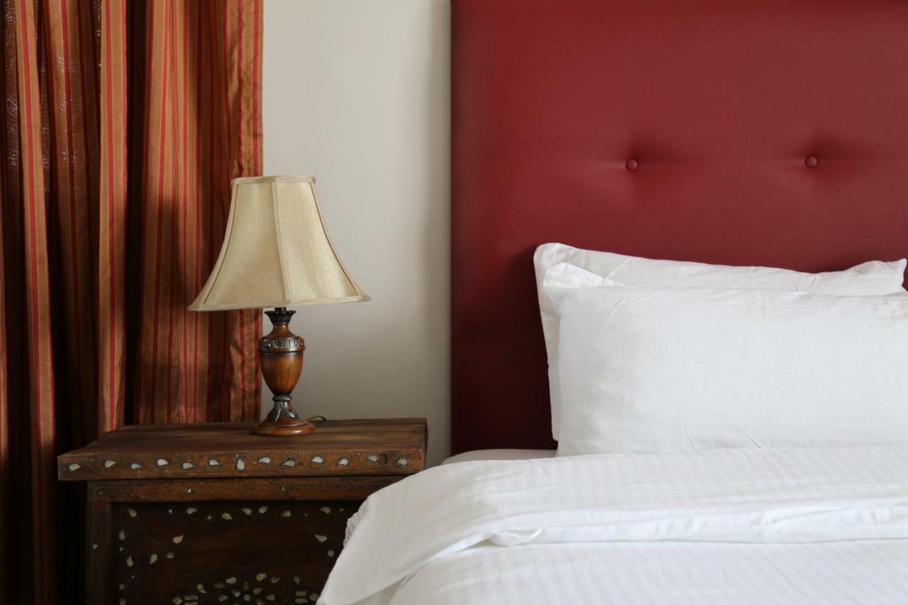 Gondola Hotel & Suites Аман Екстериор снимка