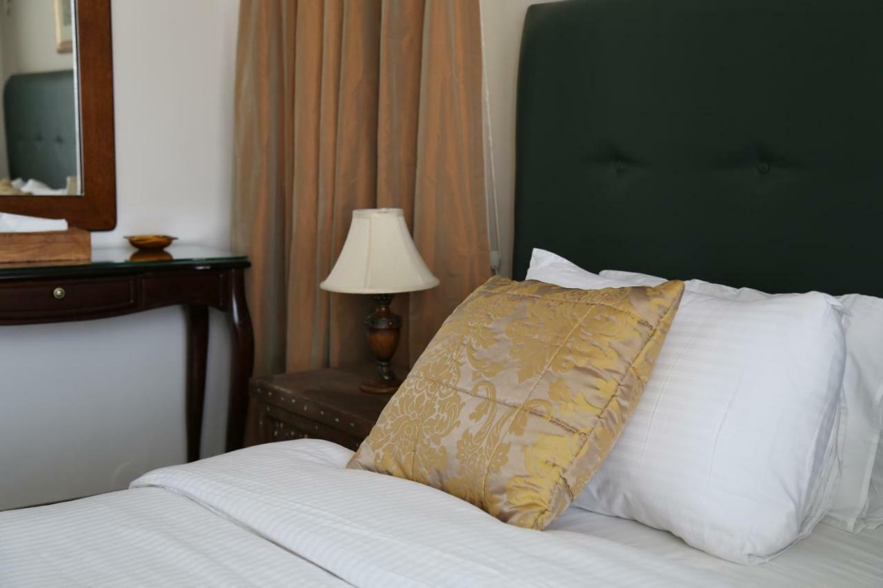 Gondola Hotel & Suites Аман Екстериор снимка