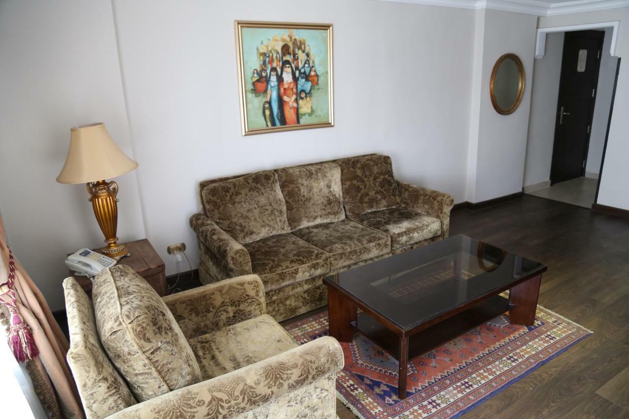 Gondola Hotel & Suites Аман Екстериор снимка