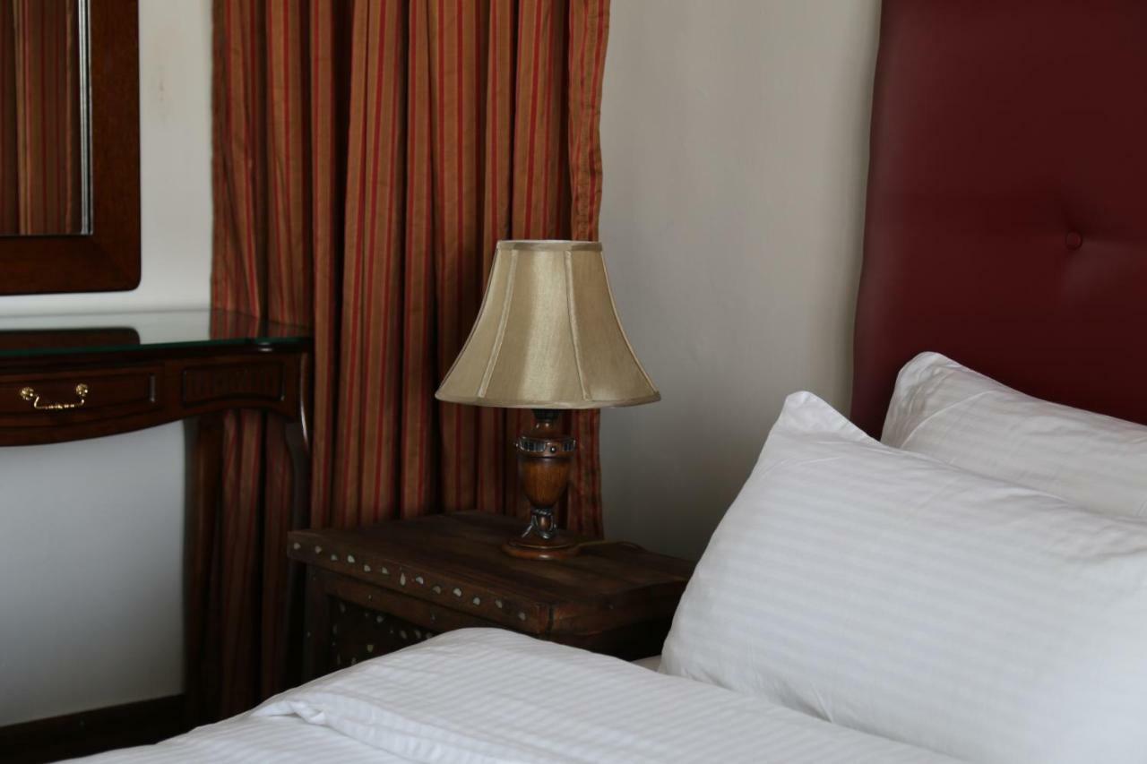 Gondola Hotel & Suites Аман Екстериор снимка