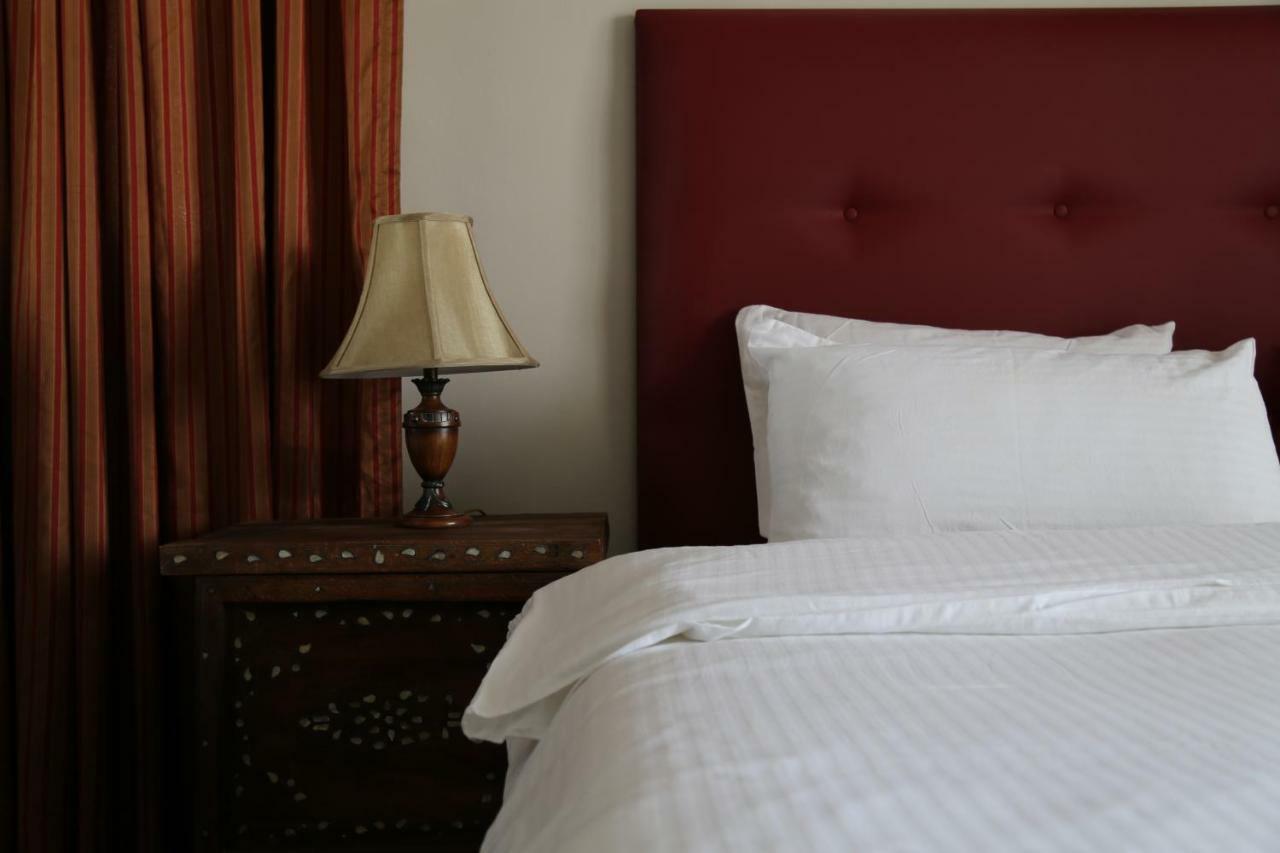 Gondola Hotel & Suites Аман Екстериор снимка
