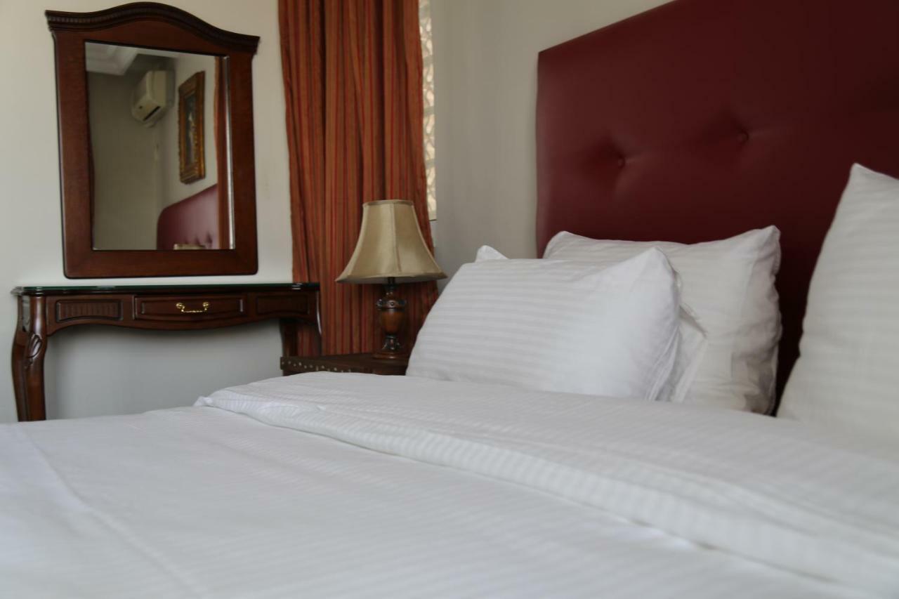 Gondola Hotel & Suites Аман Екстериор снимка